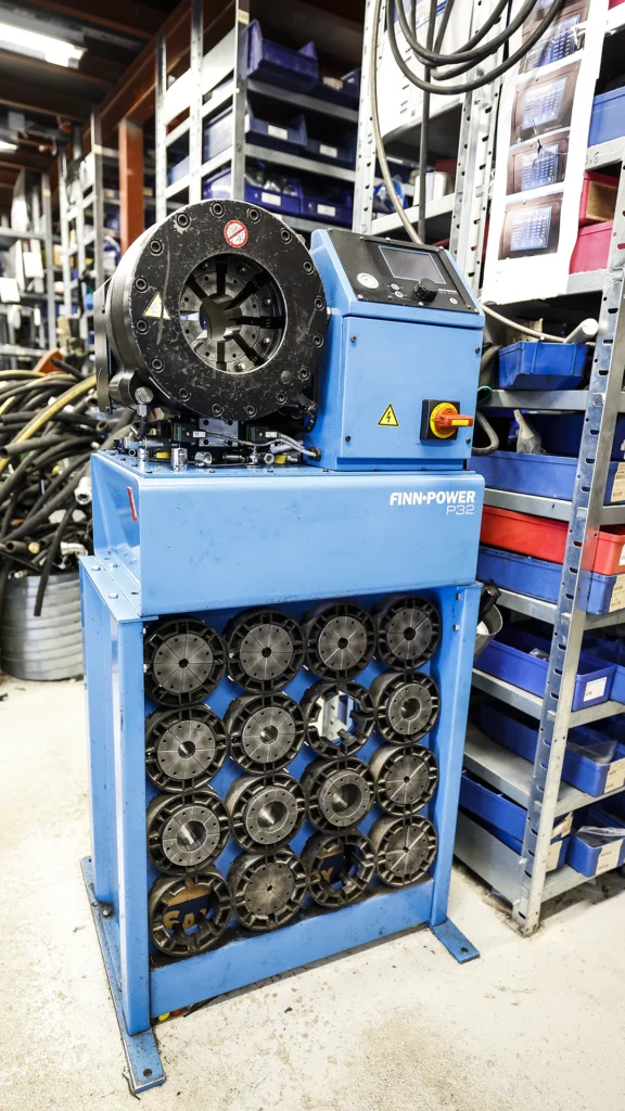 Hydrauliikka letkuliittimien puristin