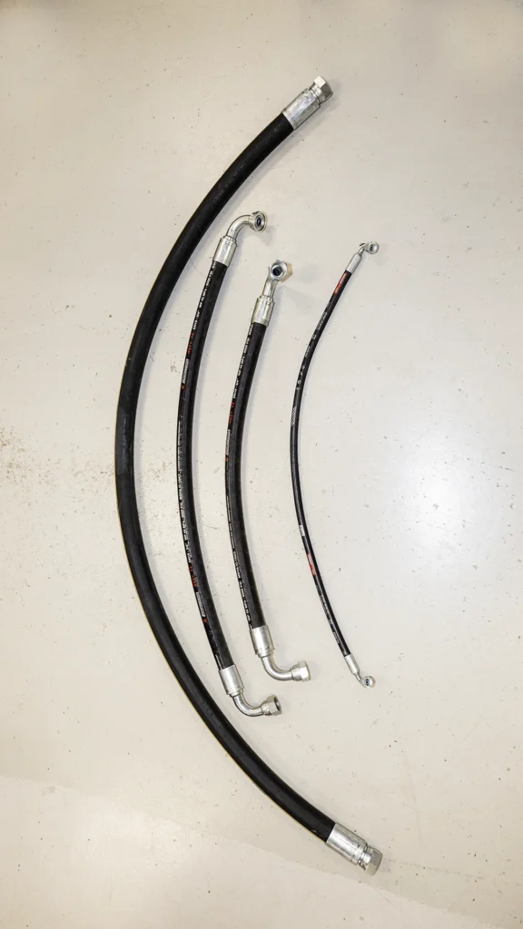 Hydrauliikka letkuja liittimillä
